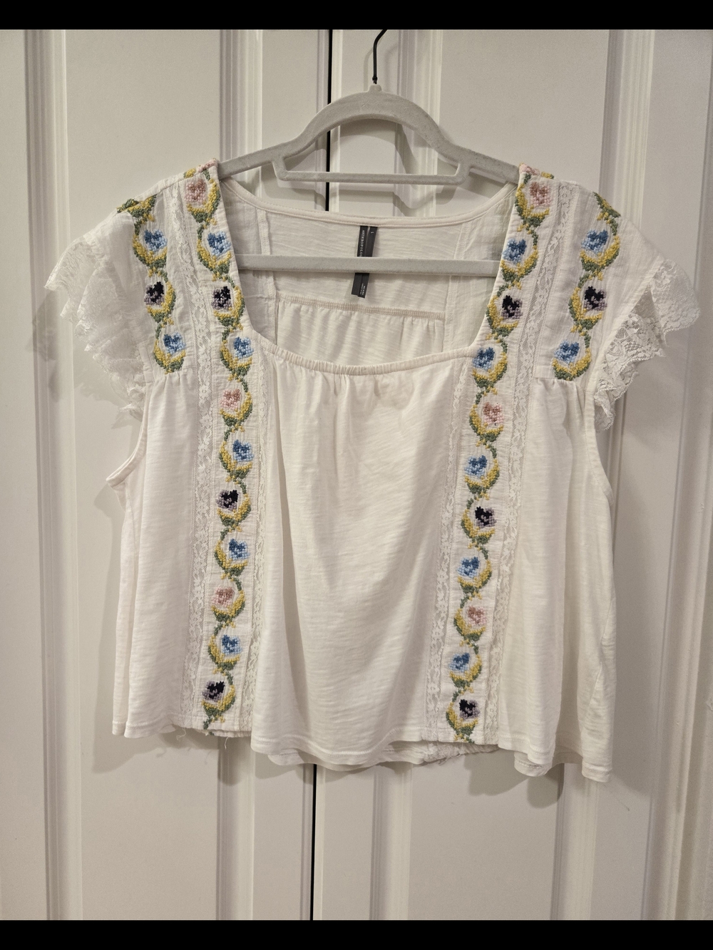 Anthropologie White Floral Embroidered Top With Lace Trim Sleeves